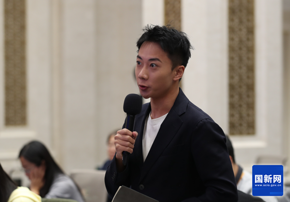 穿着西装笔挺的男子正在演讲描述已自动生成