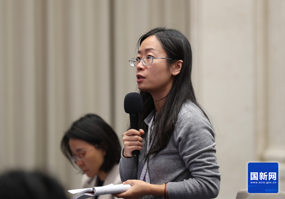 女人拿着手机打电话中度可信度描述已自动生成