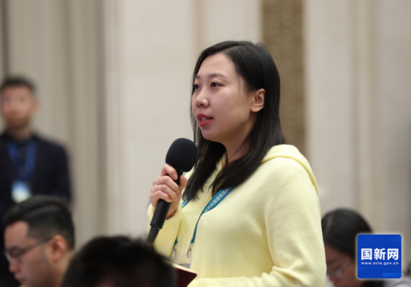 人们在看台上的人和女人中度可信度描述已自动生成