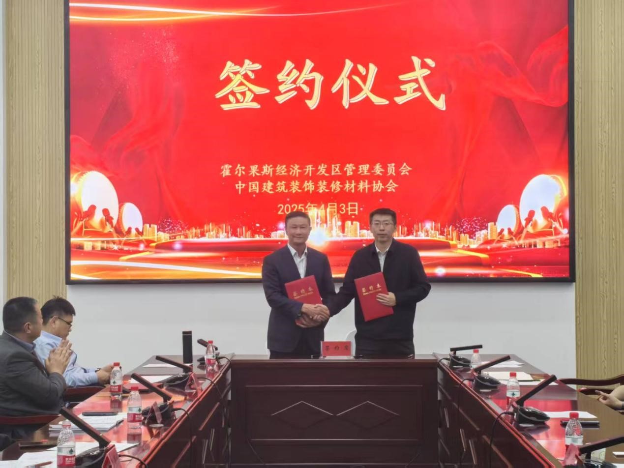 一群人站在桌子边AI 生成的内容可能不正确。